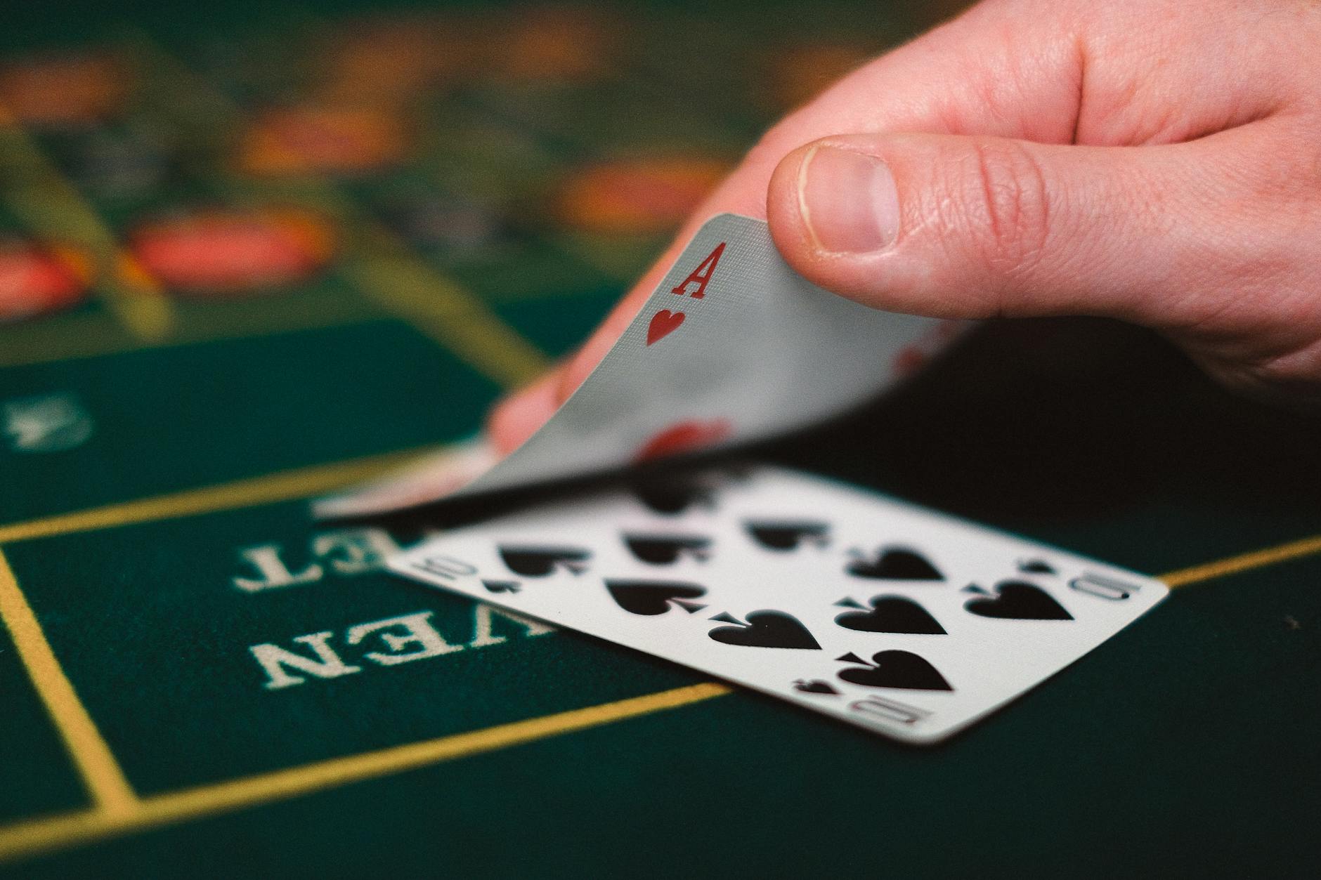 Baccarat phù hợp với người mới nhờ luật đơn giản và ít quyết định trong mỗi ván.